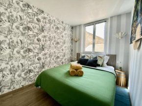 Junglissime - BEST KEYS - Déco Jungle & Grand Patio Privé - 1 chambre séparée & 1 canapé convertible - Centre Ville - Smart TV - WiFi Fibre - Check-in Autonome - Parking Facile & Gratuit